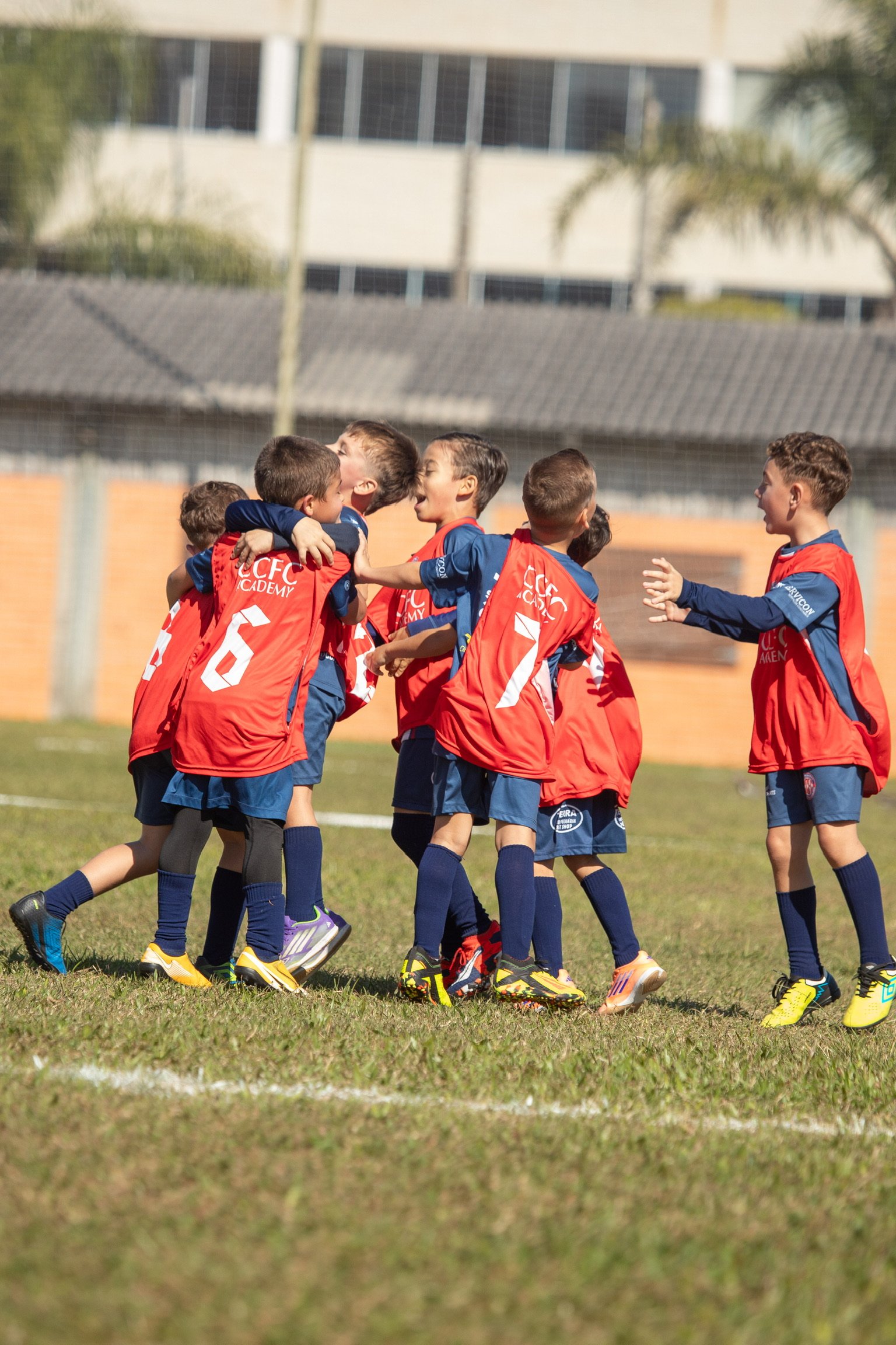 Atletas da CCFC Academy reunidos em círculo durante o treino