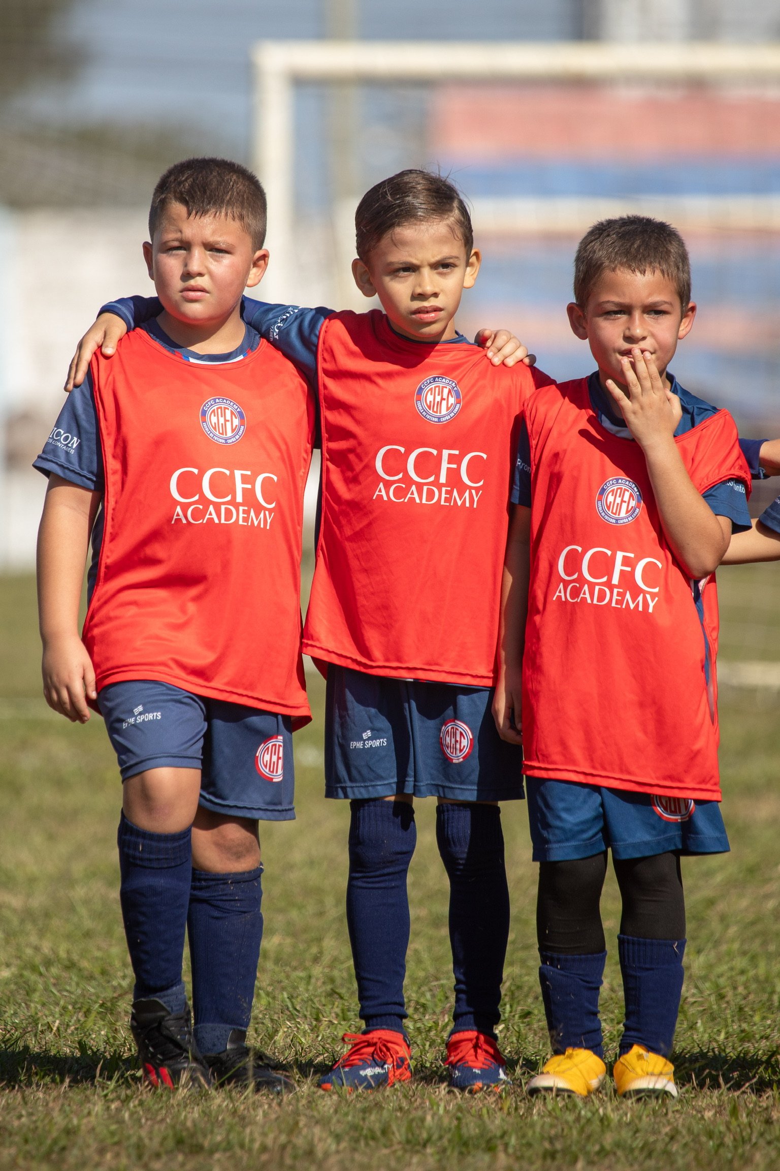 Três jovens atletas da CCFC Academy lado a lado